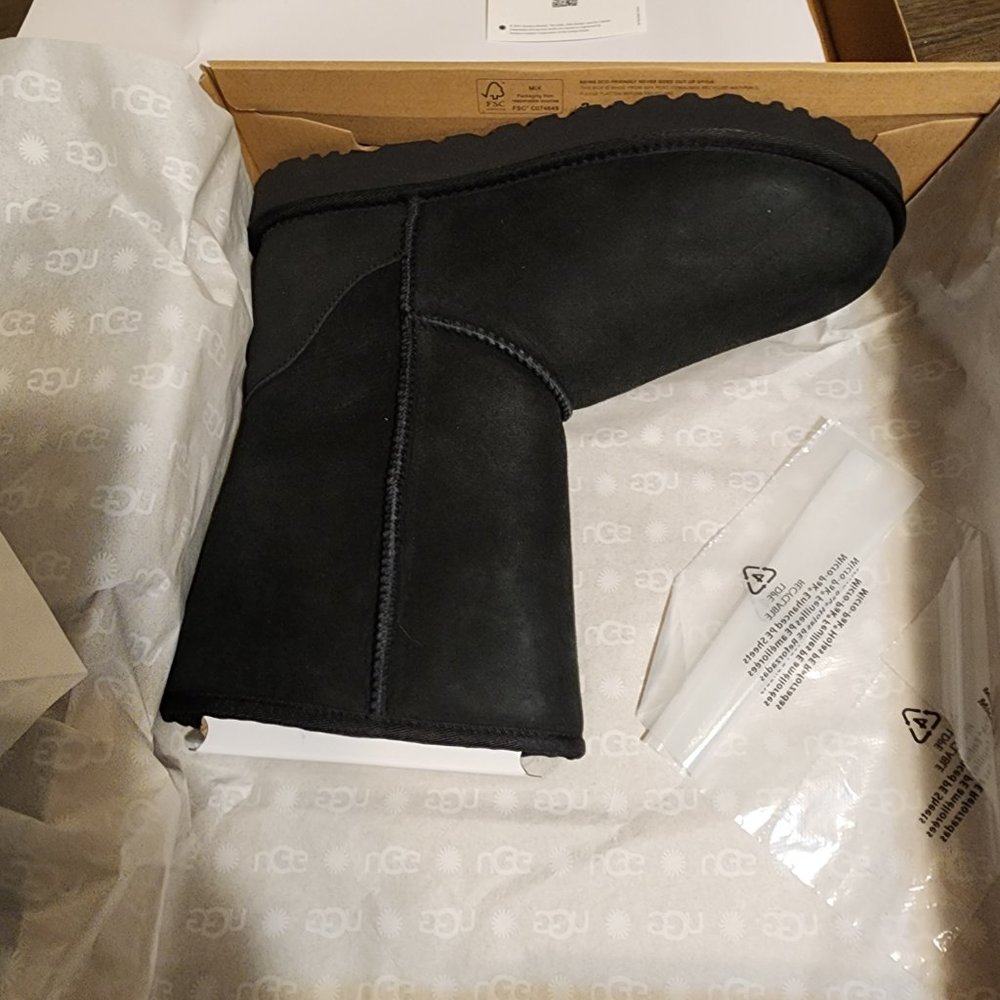 UGG Womens Classic Short II, NWT Black Size 11 - Picture 12 of 12